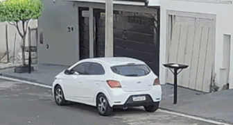 Motorista%20de%20caminhonete%20acerta%20carro%20em%20cheio%20ap%C3%B3s%20briga