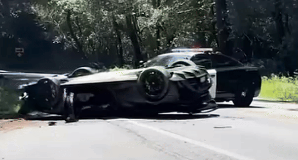 Polícia arrasta Lamborghini Huracán após capotamento