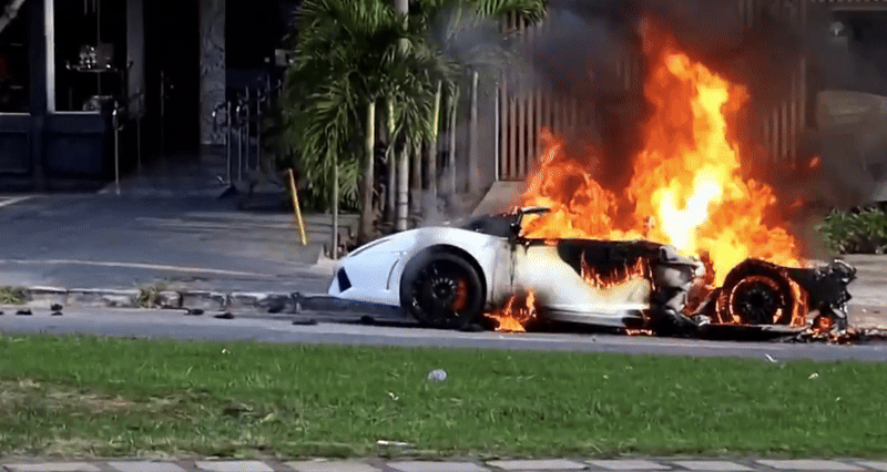 Lamborghini de R$ 1 milhão pega fogo em avenida de Goiânia