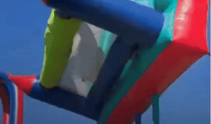 Crianças são arremessadas de castelo inflável em festa escolar