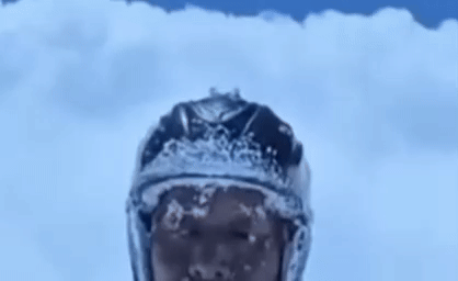 Chinês é arremessado para as nuvens e congela a -35ºC; assista