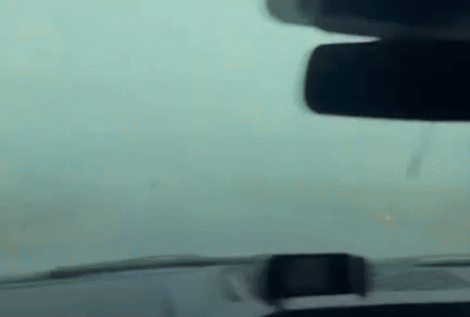 Raio atinge carro em estrada durante temporal; veja