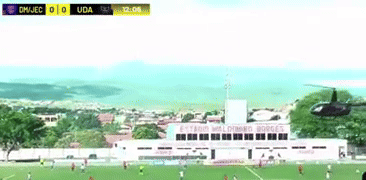 Helicóptero pousa em campo de futebol e interrompe partida
